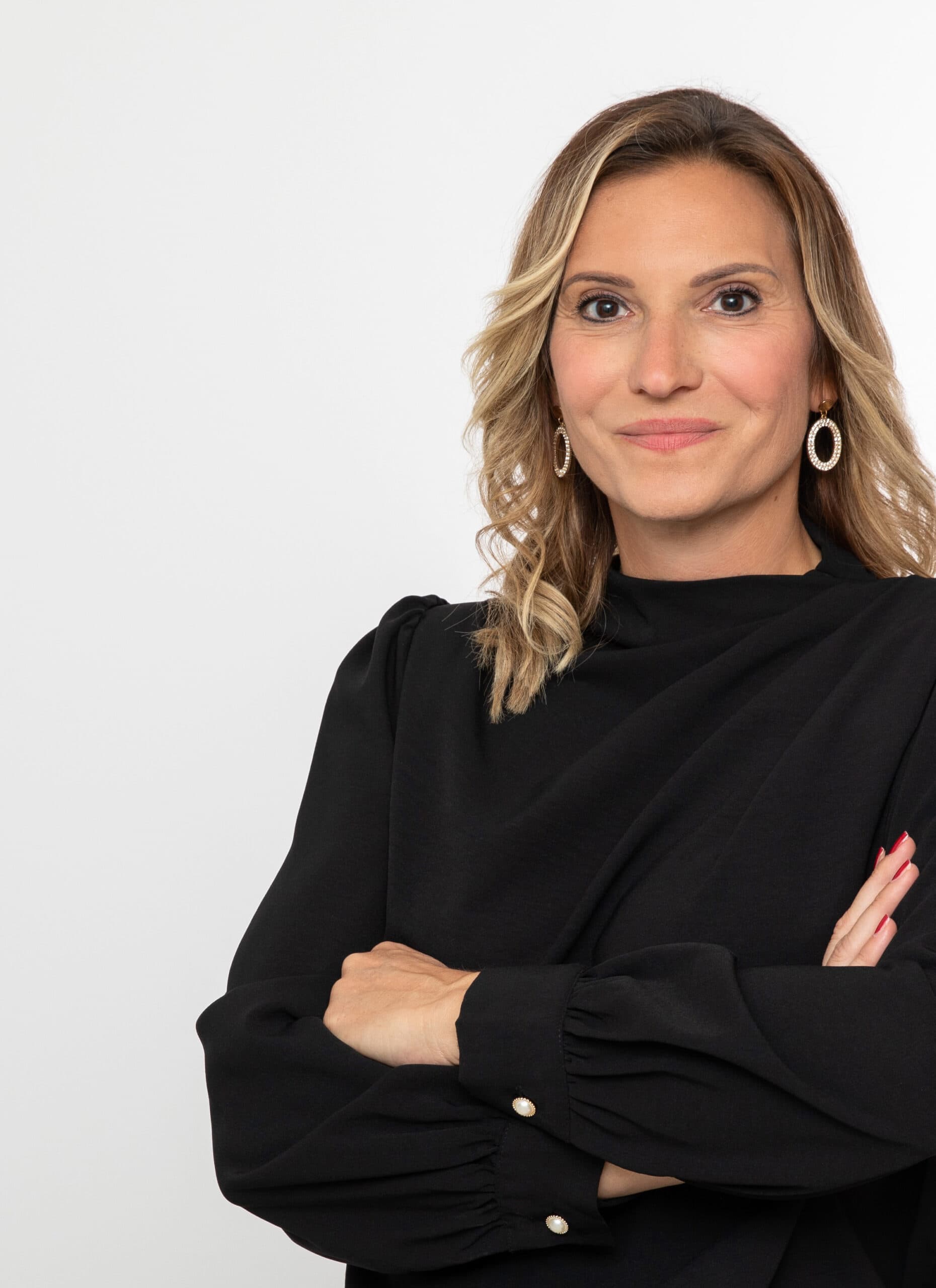 Maria Münzenrieder Portrait rechts angelehnt mir schwarzem Oberteil