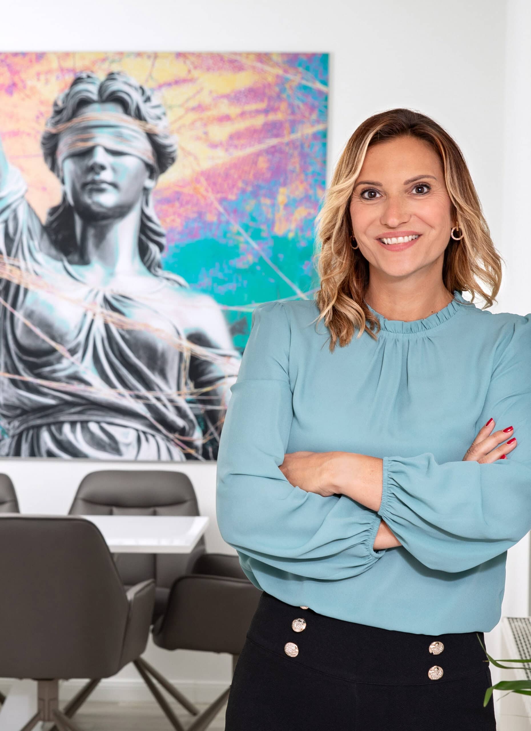 Maria Münzenrieder steht in der Türe zum Besprechungsraum